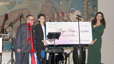 Omer Pardillo, junto al ganador de una beca para estudiar música, Diego Ferro, y Sofía Lachapelle.