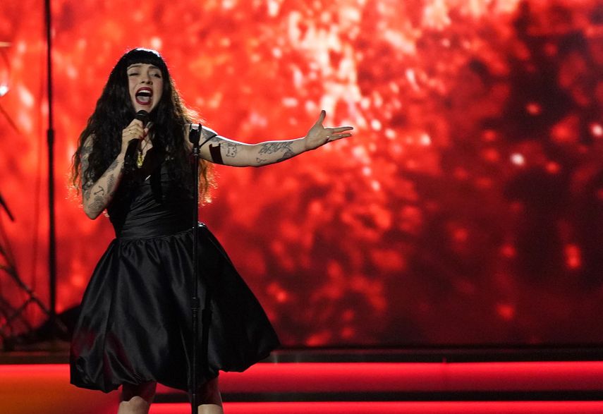 Mon Laferte canta en la Premiere de los premios Grammy, el domingo 3 de abril de 2022 en Las Vegas.&nbsp;