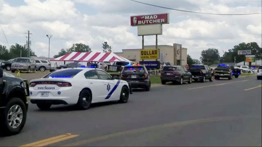 Vehículos policiales se congregan en el lugar donde hubo un tiroteo, el 21 de junio de 2024, en Fordyce, Arkansas.&nbsp;