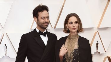 Benjamin Millepied y Natalie Portman aparecen en los Óscar en Los Ángeles el 9 de febrero de 2020.