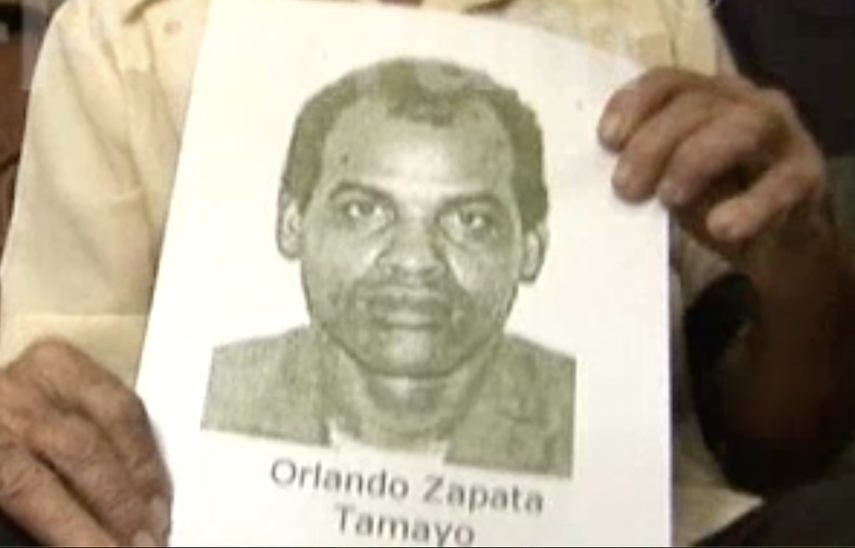 En el velorio de Orlando Zapata Tamayo se repartieron papeles impresos con su rostro en señal de protesta silenciosa exigiendo justicia.