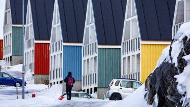 Un niño camina a casa desde la escuela por una calle residencial en Nuuk, Groenlandia.