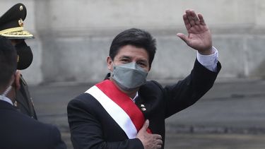 El presidente peruano Pedro Castillo saluda a los reporteros al salir del palacio de gobierno rumbo a la catedral para la misa previa a las celebraciones del Día de la Independencia y su discurso ante el Congreso, el jueves 28 de julio de 2022, en Lima, Perú.&nbsp;