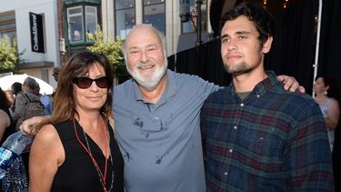 El actor, productor y director Rob Reiner, su esposa Michele Singer y su hijo Nick Reiner durante un evento inaugural del Sábado de Regreso a Clases de Teen Vogue en The Grove el 9 de agosto de 2013 en Los Ángeles, California.&nbsp;