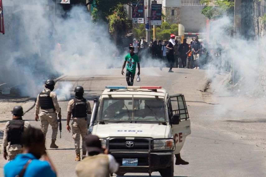 &nbsp;Más de 60.000 personas han sido desplazadas en un mes en Puerto Príncipe, la capital de Haití, que se encuentra sitiada por el recrudecimiento de la violencia pandillera que asola el país, según informó la OIM, la agencia de las Naciones Unidas para la migración, el 18 de marzo.&nbsp;