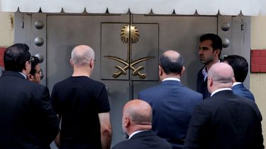 Varios oficiales turcos y saudíes llegan al consulado de Arabia Saudita en Estambul, Turquía, el 15 de octubre del 2018.