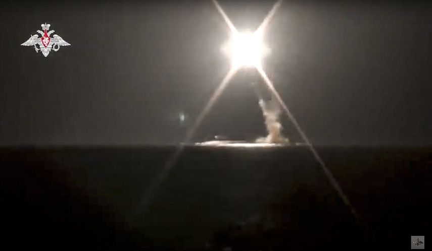 Foto tomada del video suministrado por el Ministerio de Defensa de Rusia que muestra el lanzamiento del nuevo misil en el Mar de Barents, el 4 de octubre del 2021.&nbsp;