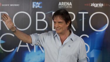 En esta fotografía de archivo del 21 de septiembre de 2016, el cantautor brasileño Roberto Carlos saluda en una conferencia para promover su álbum Primera fila en la Ciudad de México. Un año antes, en el 2015, Roberto Carlos fue merecedor del premio Persona del Año por la Academia Latina de la Grabación. Dicho premio se convirtió en su sexto Latin Grammy.&nbsp;
