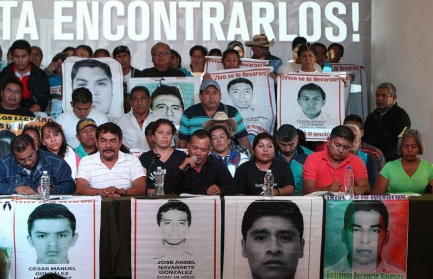 Los padres de los 43 jóvenes desaparecidos hace un año en el municipio mexicano de Iguala y estudiantes de la normal de Ayotzinapa. (EFE)