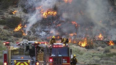 Más de 2.000 bomberos luchan hoy contra el incendio Pawnee, en el norte de California, que ha consumido ya 13.500 acres (5.463 hectáreas), destruido cerca de dos docenas de estructuras y obligado a dictar órdenes de evacuación para más de 3.000 personas.