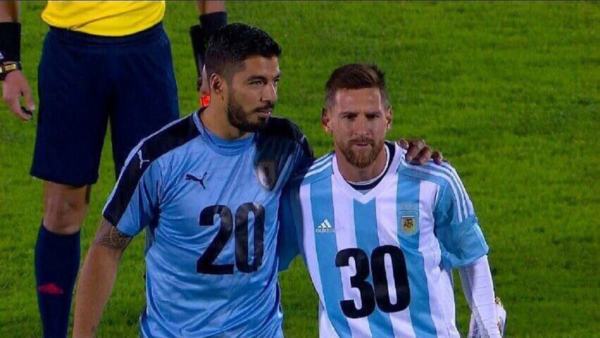 Ambos jugadores posaron antes de iniciar el juego entre Uruguay-Argentina en el estadio Centenario de Montevideo.&nbsp;
