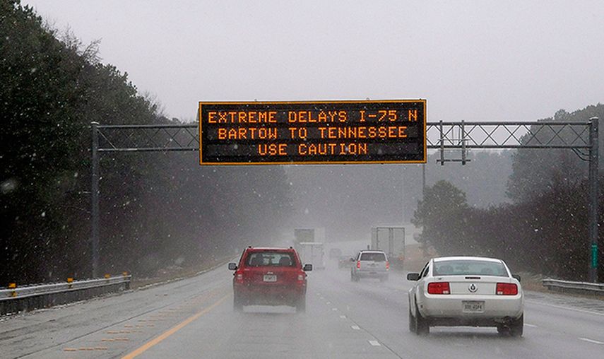 Una señal de tránsito de Georgia advierte a los conductores sobre las precauciones en la autopista interestatal 75, el martes 11 de febrero de 2014, en Kennesaw, Georgia, unos 32 kilómetros (20 millas) al norte de Atlanta. (AP)