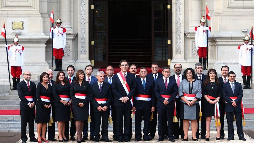 El presidente de&nbsp;Perú, Martín Vizcarra (c), acompañado de su gabinete de ministros, tras la ceremonia de juramento&nbsp;en el Patio de Honor del Palacio de&nbsp;Gobierno&nbsp;de Lima.&nbsp;