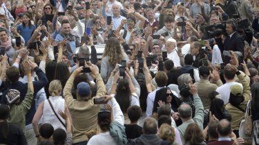 El Papa Francisco durante la impartición de la bendición Urbi et Orbi y desea buena Pascua desde el balcón de la basílica de San Pedro, a 20 de abril de 2024, en Roma (Italia).  