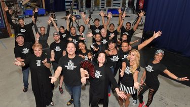 Malena Burke, Raúl González, Beatriz Valdés y Roxana García, junto al resto del elenco de Visa para un sueño.&nbsp;