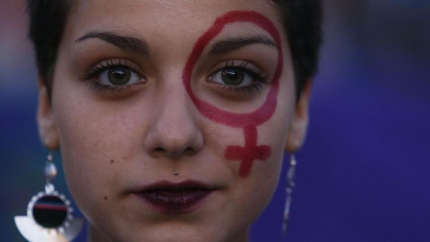 Una joven pintó en su rostro el símbolo masculino, simulando la marca que dejan los golpes, durante una concentración en Santiago de Chile contra la violencia de género