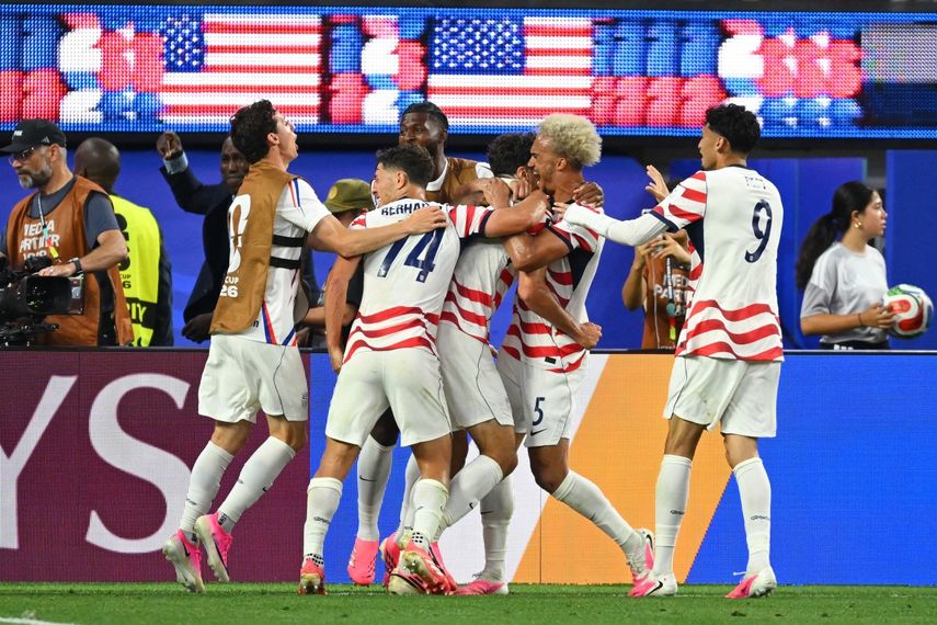 El centrocampista estadounidense Giovanni Reyna, número 7 del ranking, celebra con sus compañeros tras marcar el cuarto gol de su equipo durante el partido de fútbol del Grupo D del Mundial 2026&nbsp;