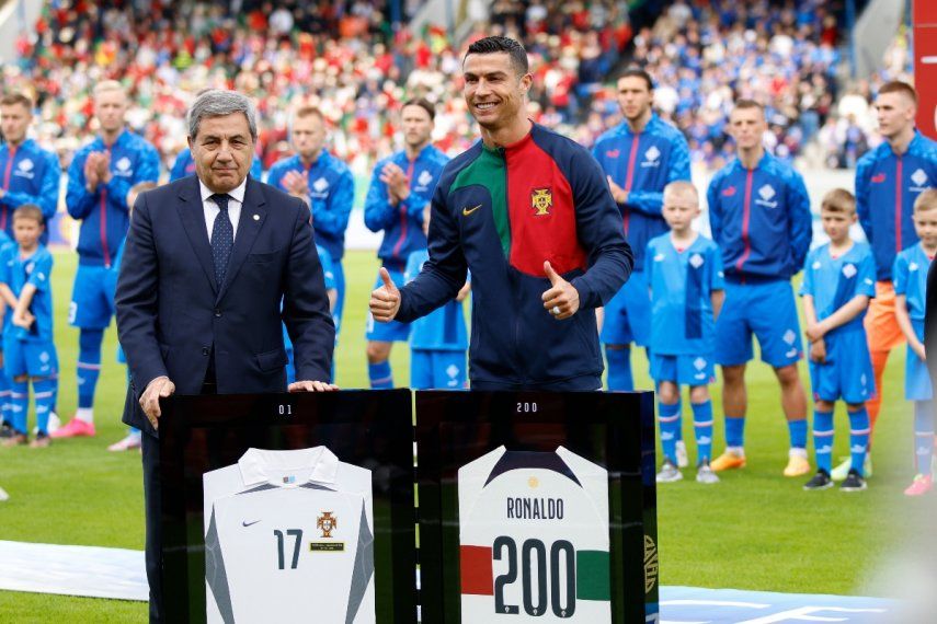 Placa conmemorativa del primer partido de un mundial de fútbol