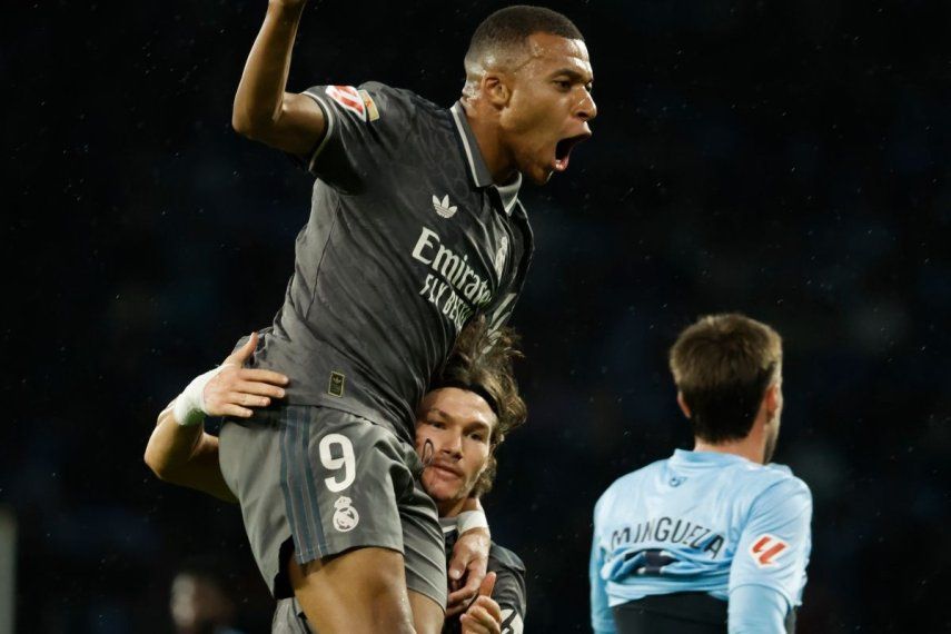 Kylian Mbappé del Real Madrid celebra tras anotar en el encuentro de la liga española ante el Celta de Vigo, el sábado 19 de octubre del 2024.