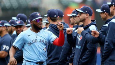 Vladimir Guerrero Jr., número 27 de los Azulejos de Toronto, saluda a sus compañeros antes de un encuentro.
