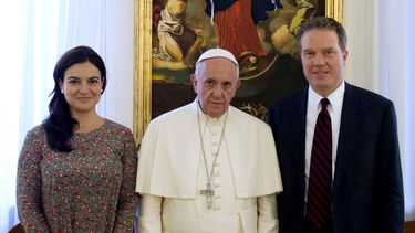 El papa Francisco junto a Greg&nbsp;Burke y Paloma Garcia Ovejero.