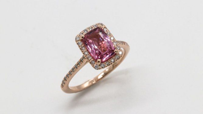 Anillo de diamante rosado.