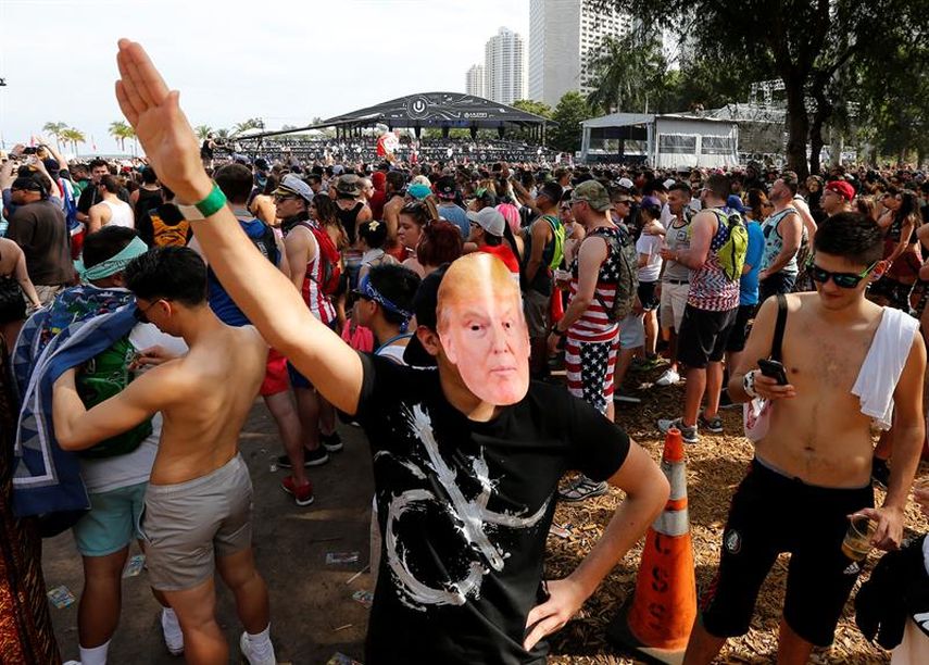 El festival, se han convertido en una verdadera fortaleza con altas barricadas para recibir a más de 100 mil seguidores de esta música (EFE)