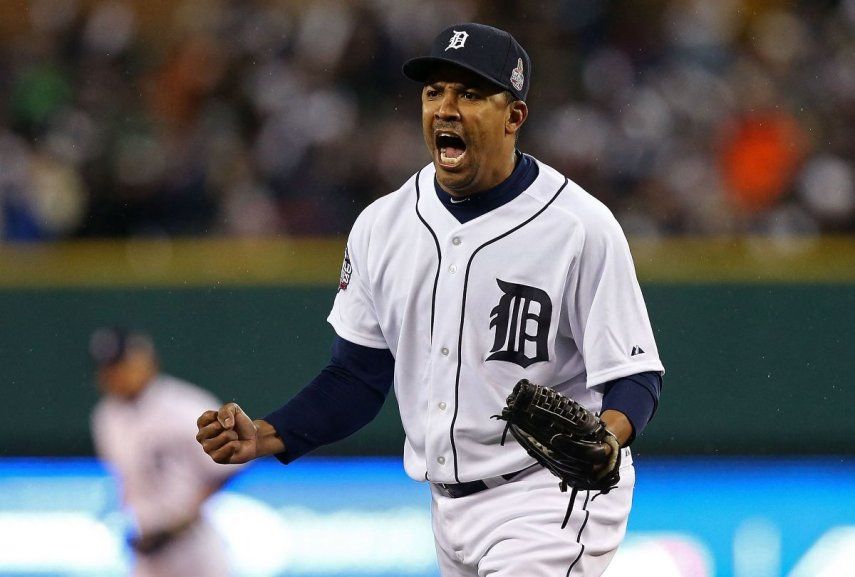 El exlanzador Octavio Dotel, en ese momento de los Tigres de Detroit, celebra después de concretar un ponche, el 28 de octubre de 2012.