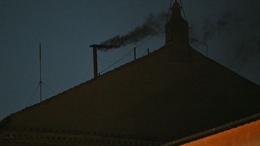Esta fotografía muestra humo negro saliendo de la chimenea de la Capilla Sixtina, lo que indica que los cardenales no lograron elegir un nuevo papa en la primera votación de su cónclave en el Vaticano el 7 de mayo de 2025.&nbsp;