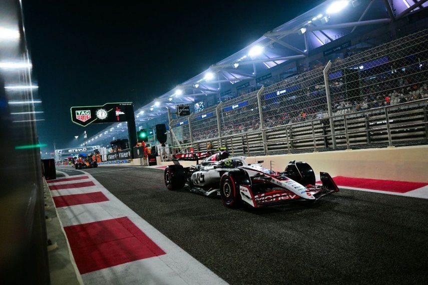 El británico Oliver Bearman, de la escudería Haas, sale de los pits durante el Gran Premio de Abu Dabi, el 6 de diciembre de 2025.