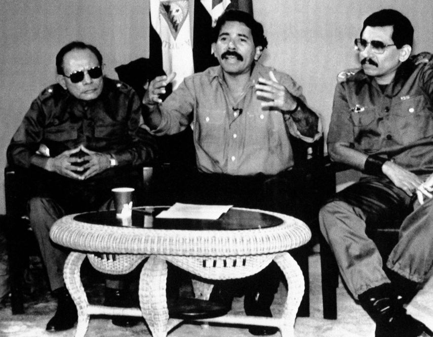 &nbsp;El exministro de Defensa Humberto Ortega, a la derecha, sentado junto a su hermano, el dictador Daniel Ortega, en el centro, y el ministro de Interior, Tomás Borges, en la sede diplomática de Nicaragua en Panamá, el 30 de diciembre de 1989