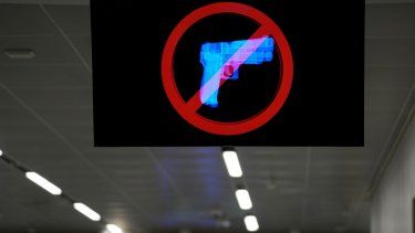 Una pantalla muestra un aviso de prohibición de armas en el control de seguridad del Aeropuerto Internacional de Hartsfield-Jackson Atlanta el miércoles 25 de enero de 2023, en Atlanta.