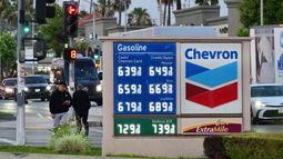 El 30 de abril de 2026, en una gasolinera Chevron de Monterey Park, California, se observan precios de la gasolina superiores a 6 dólares por galón. Los costes energéticos se han disparado desde el cierre casi total del estrecho de Ormuz, por donde suele pasar aproximadamente una quinta parte del petróleo y el gas del mundo, tras el estallido de la guerra entre Estados Unidos e Israel contra Irán. El 30 de abril de 2026, en una gasolinera Chevron de Monterey Park, California, se observan precios de la gasolina superiores a 6 dólares por galón. Los costes energéticos se han disparado desde el cierre casi total del estrecho de Ormuz, por donde suele pasar aproximadamente una quinta parte del petróleo y el gas del mundo, tras el estallido de la guerra entre Estados Unidos e Israel contra Irán.