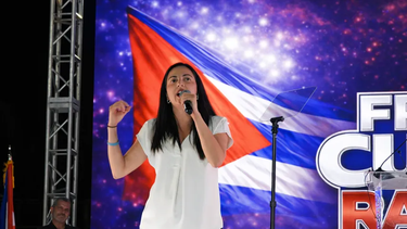 Mi padre estaba seguro: la noche noserá eterna. Y yo creo que está amaneciendo.Libertad, libertad, libertad. ¡Viva Cuba! ¡Viva Cuba! ¡Viva Cuba!