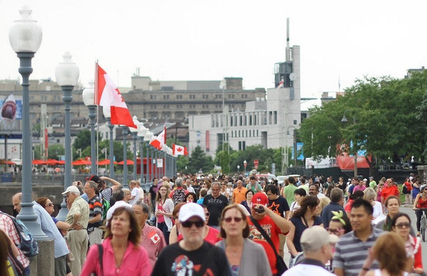 El 35.5 de la población canadiense (12.5 millones de personas) vive en tres ciudades: Toronto, Montreal y Vancouver.