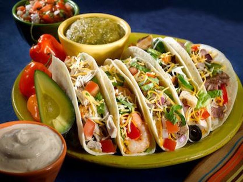 Variedad de comidas, bocaditos, tacos, parrillada, empanaditas y los mejores tragos acompañados de la mejor música durante el happy hour