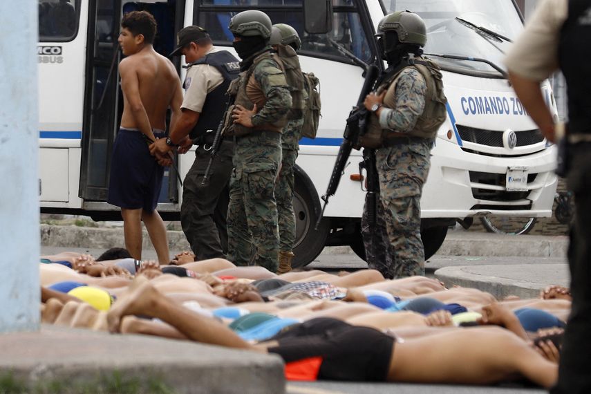 La policía vigila a los hombres arrestados que intentaron apoderarse de un hospital en Guayas, Ecuador, el 21 de enero de 2024