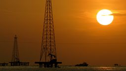 Chevron ha operado en la naci&oacute;n sudamericana por casi un siglo y su participaci&oacute;n en cuatro empresas junto a la petrolera estatal Petr&oacute;leos de Venezuela PDVSA produce cerca de 200.000 barriles diarios.&nbsp;