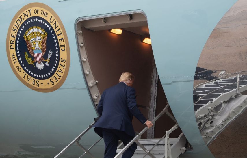 El presidente Donald Trump aborda el Air Force One el 12 de octubre de 2020. Trump viaja para hacer campa&ntilde;a en Florida.