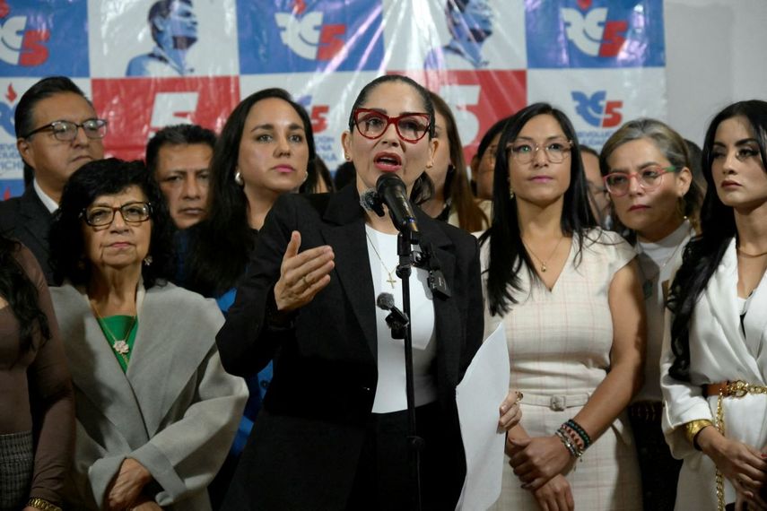 La excandidata presidencial de Ecuador, Luisa González, habla durante una conferencia de prensa en Quito el 28 de enero de 2026.