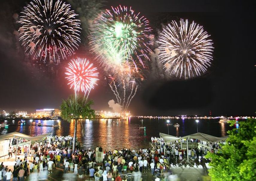 La bahía de Biscayne presenciará como cada año el espectáculo de fuegos artificiales. (J.HDEZ). 