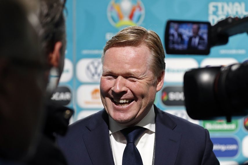 En esta imagen de archivo, tomada el 30 de noviembre de 2019, el entrenador Ronald Koeman sonr&iacute;e a periodistas tras el sorteo de los emparejamientos para la Eurocopa 2020, en Bucarest, Ruman&iacute;a.&nbsp;