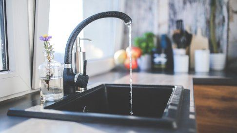 Grifo de agua abierto.