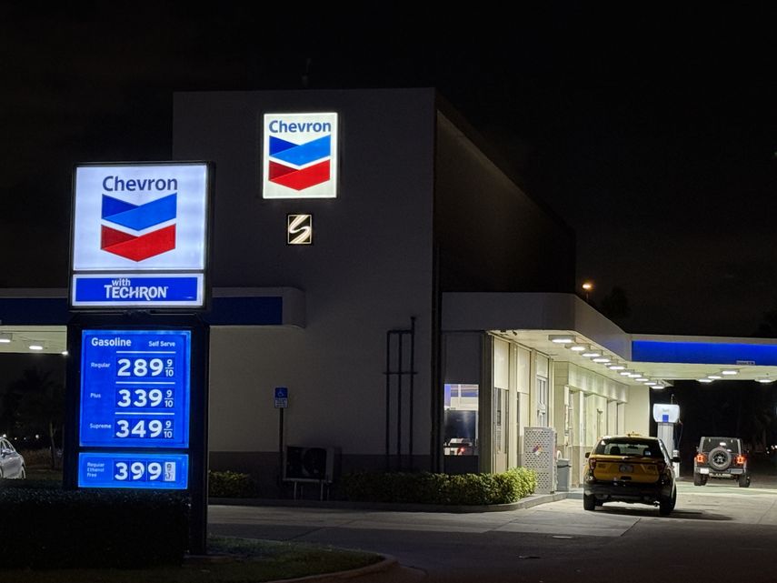 Continua fluctuando el precio de la gasolina en Florida.