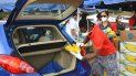 En Miami-Dade los alimentos son depositados en el maletero del auto, para agilizar el flujo de personas. En Miami-Dade los alimentos son depositados en el maletero del auto, para agilizar el flujo de personas.