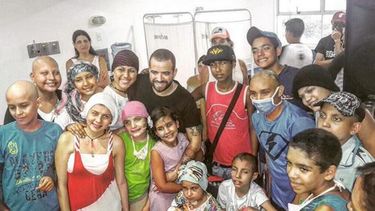 El artista venezolano Nacho en compañía de pacientes de un hospital infantil, en Venezuela (Instagram/ @nacholacriatura) 