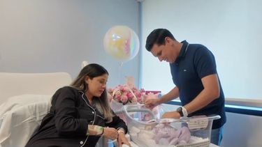 Un momento lleno de amor: Alexis y Lili junto a su pequeña Lía, celebrando su llegada al mundo.