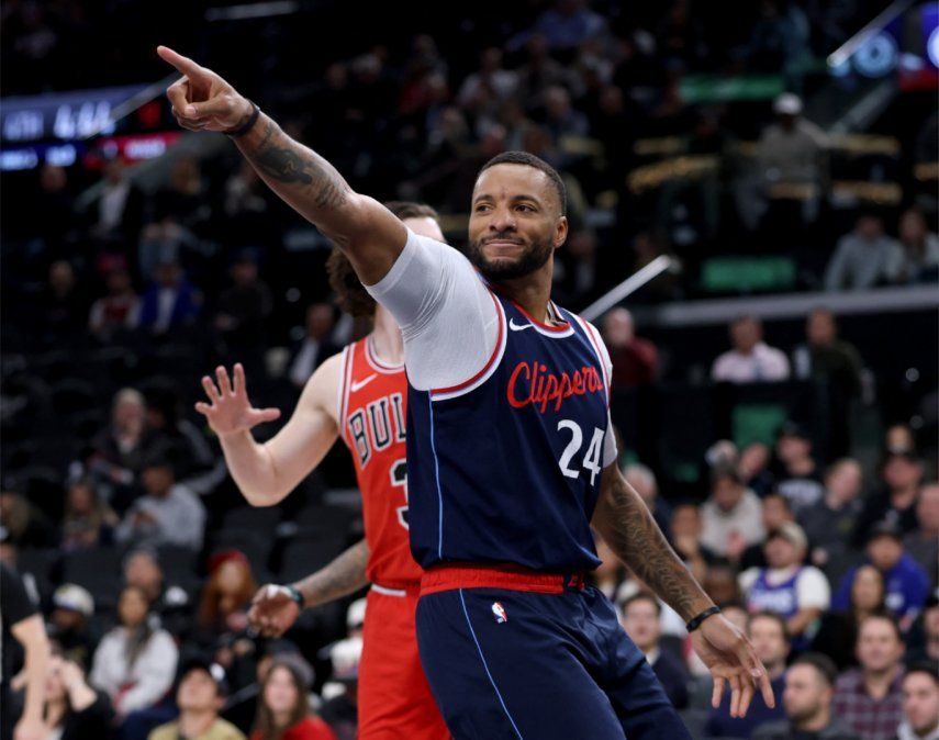 Norman Powell, # 24 de los LA Clippers, reacciona después de una falta de los Chicago Bulls durante una victoria de los 112-99 Bulls en el Intuit Dome el 20 de enero de 2025 en Inglewood, California.  