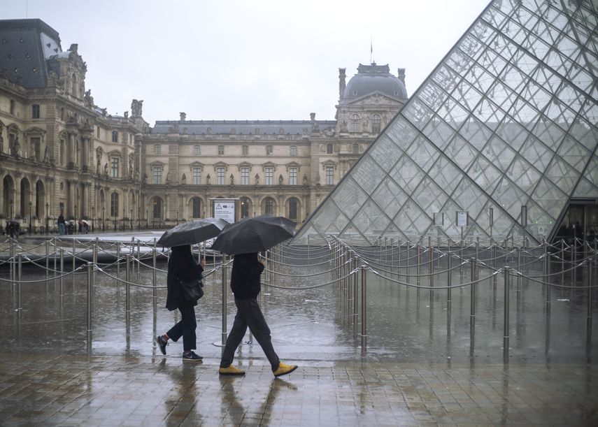 Gente pasa junto al Museo del Louvre en Par&iacute;s el domingo primero de marzo del 2020. Las autoridades francesas cerraron el museo el domingo debido a temores por el coronavirus.&nbsp;