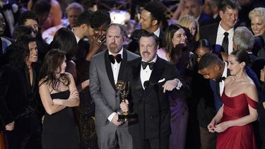 Jason Sudeikis, centro, y el elenco y equipo de producción de Ted Lasso reciben el Emmy a mejor serie de comedia en la 74a entrega de los Premios Emmy el lunes 12 de septiembre de 2022 en el Teatro Microsoft en Los Angeles.&nbsp;